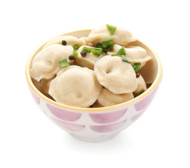 Beyaz arka planda lezzetli hamur tatlısı olan kase