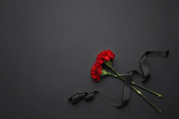 Nastro Funerale Nero Con Fiori Garofano Sfondo Scuro — Foto Stock