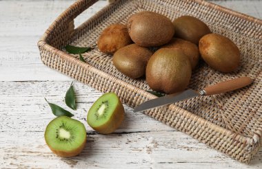 Lezzetli olgun kivi ve hafif ahşap zemin üzerinde bıçak.