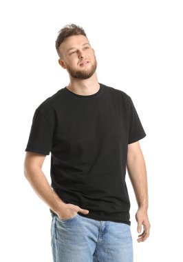 Beyaz arka planda yakışıklı bir adamın portresi.