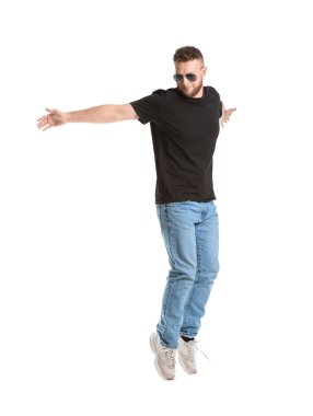 Beyaz arka planda güneş gözlüklü genç adam.