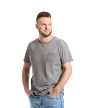 Beyaz arka planda yakışıklı bir adamın portresi.