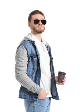 Beyaz arka planda yakışıklı bir adamın portresi.