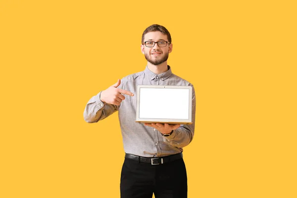 Handsome Man Pointing Laptop Color Background — Stock Photo, Image