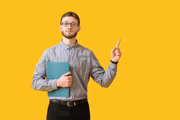 Handsome Man Pointing Something Color Background — Stock Photo, Image