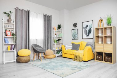 Modern oturma odasının içi.