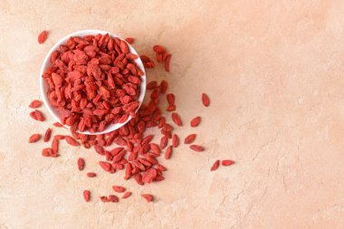 Arka planda kurumuş goji üzümlü kase