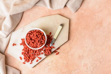 Arka planda kurumuş goji üzümlü kase