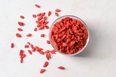 Arka planda kurumuş goji üzümlü kase.