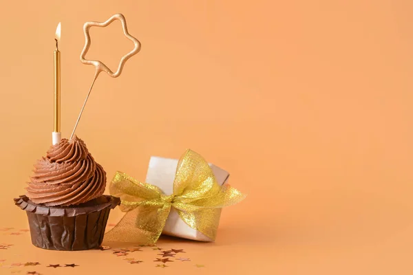 Savoureux Cupcake Chocolat Sur Fond Couleur — Photo