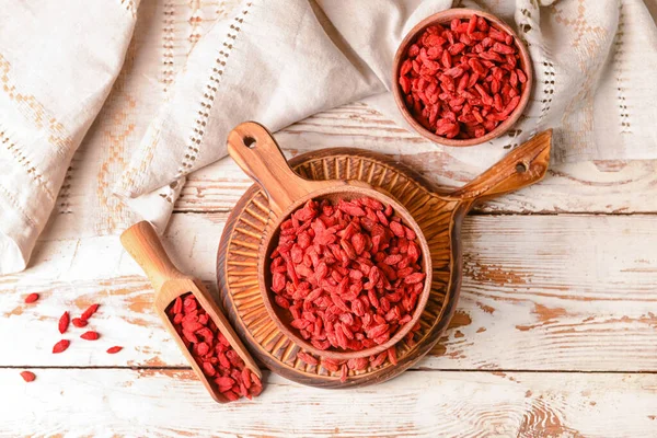 Tigela Colher Com Bagas Goji Secas Fundo Madeira Leve — Fotografia de Stock