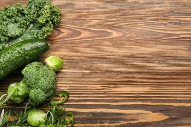 Tahta arka planda taze sebzeler