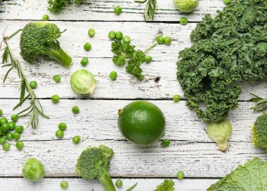 Beyaz ahşap arka planda taze sebzeler