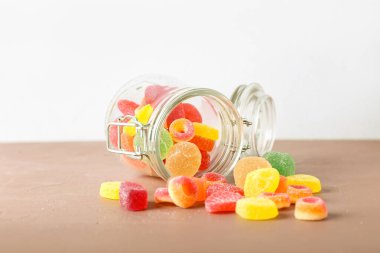 Hafif arka planda lezzetli jöle şekerli kavanoz