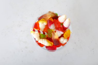 Hafif arka planda bir bardak lezzetli jöle şekeri.