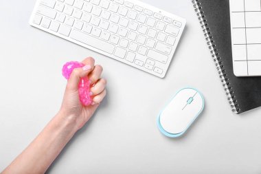 Ofiste çalışırken stres topu sıkan bir kadın.