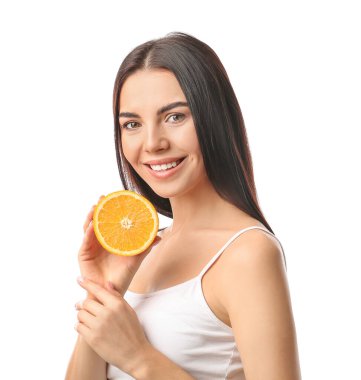 Beyaz arka planı turuncu olan güzel bir genç kadın.