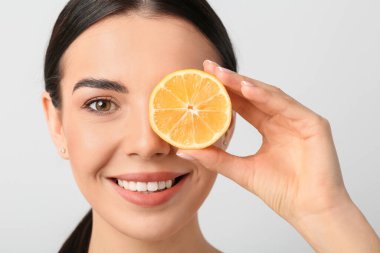 Limonlu genç ve güzel bir kadın.