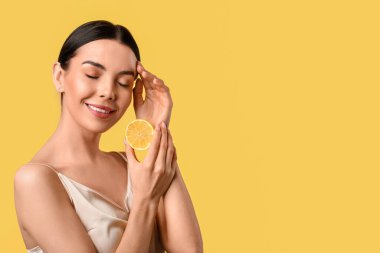 Renkli arka planda limonlu güzel bir kadın.