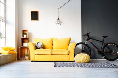 Şık bir oturma odasının içinde bisiklet.