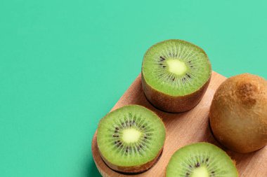 Renk arkaplanında kivi olan yumurta tutucu