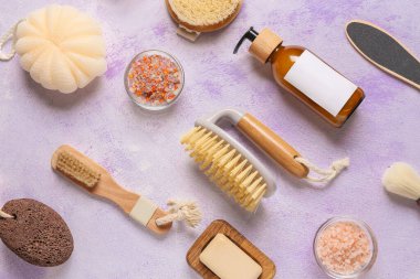 Masaj fırçaları ve banyo malzemeleriyle renklendirilmiş kompozisyon