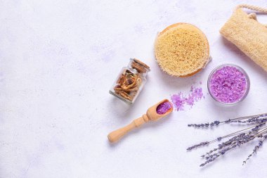 Masaj fırçası ve banyo malzemeleriyle renklendirilmiş kompozisyon