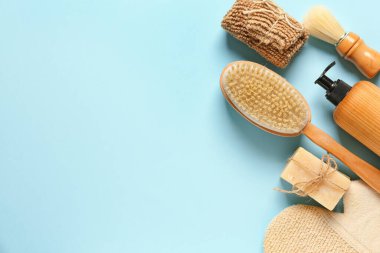 Masaj fırçası ve banyo malzemeleriyle renklendirilmiş kompozisyon