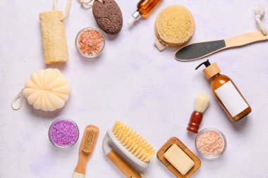 Renkli arka planda farklı banyo malzemelerinden yapılmış çerçeve