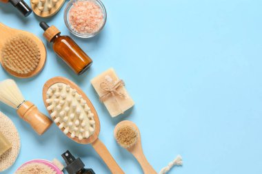 Masaj fırçaları ve banyo malzemeleriyle renklendirilmiş kompozisyon