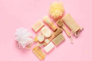 Masaj fırçaları ve banyo malzemeleriyle renklendirilmiş kompozisyon