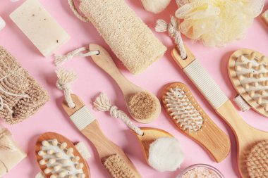 Masaj fırçaları ve banyo malzemeleriyle renklendirilmiş kompozisyon