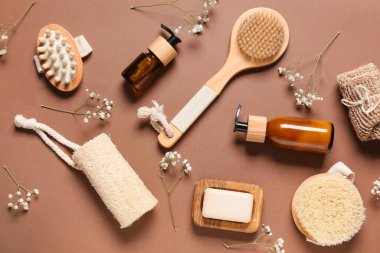 Masaj fırçaları ve banyo malzemeleriyle renklendirilmiş kompozisyon