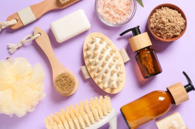 Masaj fırçaları ve banyo malzemeleriyle renklendirilmiş kompozisyon