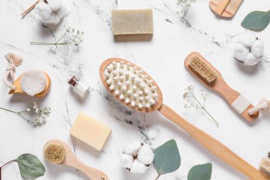 Masaj fırçaları ve hafif arka planda banyo malzemeleri ile kompozisyon