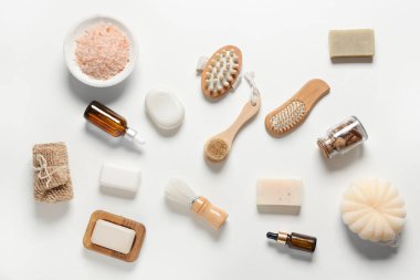 Beyaz arka planda masaj fırçaları ve banyo malzemeleri ile kompozisyon