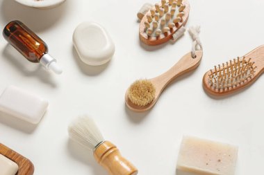 Beyaz arka planda masaj fırçaları ve banyo malzemeleri ile kompozisyon
