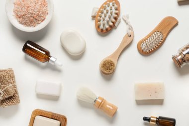 Beyaz arka planda masaj fırçaları ve banyo malzemeleri ile kompozisyon