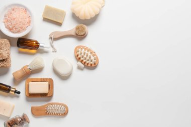 Beyaz arka planda masaj fırçaları ve banyo malzemeleri ile kompozisyon