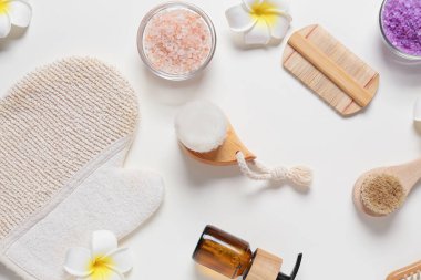 Beyaz arka planda masaj fırçaları ve banyo malzemeleri ile kompozisyon