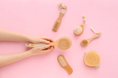 Arka planda masaj fırçası olan kadın elleri