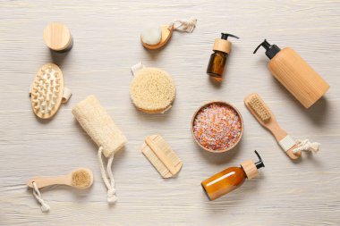 Gri ahşap arka planda masaj fırçaları ve banyo malzemeleri ile kompozisyon