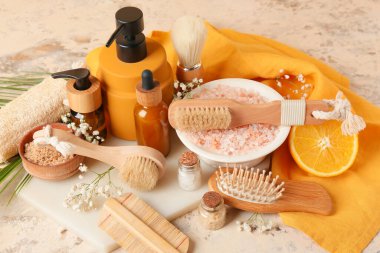 Masaj fırçaları ve hafif arka planda banyo malzemeleri ile kompozisyon