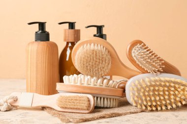 Masaj fırçaları ve banyo malzemeleri ile kompozisyon renk arkaplanı, yakın çekim