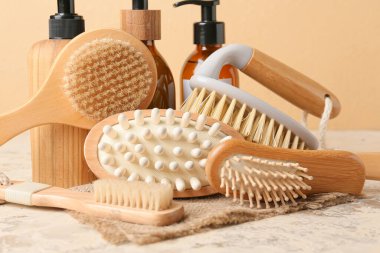 Masaj fırçaları ve banyo malzemeleri ile kompozisyon renk arkaplanı, yakın çekim