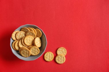 Renkli arkaplanda lezzetli krakerler olan kase