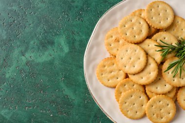 Renk arkaplanında lezzetli krakerler olan tabak