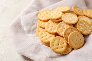 Hafif arkaplanda lezzetli krakerler