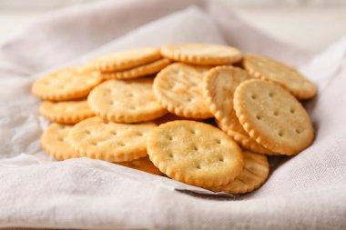 Hafif arkaplanda lezzetli krakerler
