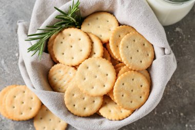 Gri arka planda lezzetli krakerler olan kase